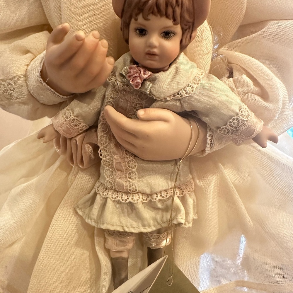 Sofie, from the Georgetown collection vintage Style Porcelain Doll - Picture 3 of 8